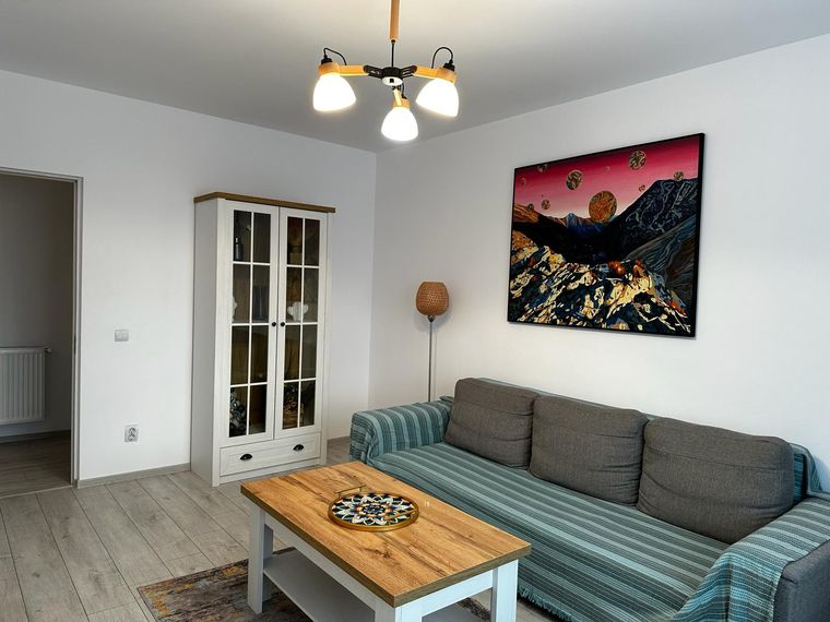 Cazare în tranzit spre mănăstirile Bucovinei – Best Apartment Suceava, living