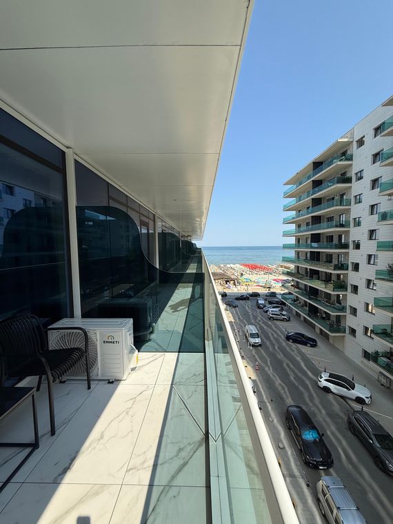 Cazare Mamaia Nord cu piscină – Mirami Studio White Titanic, balcon & terasă