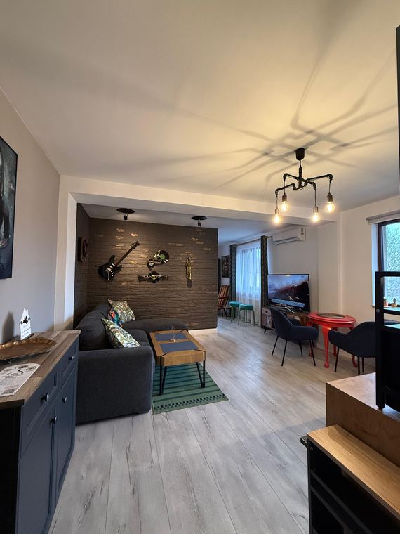 Living cu temă muzicală · canapea extensibilă — Best Apartment Scheia
