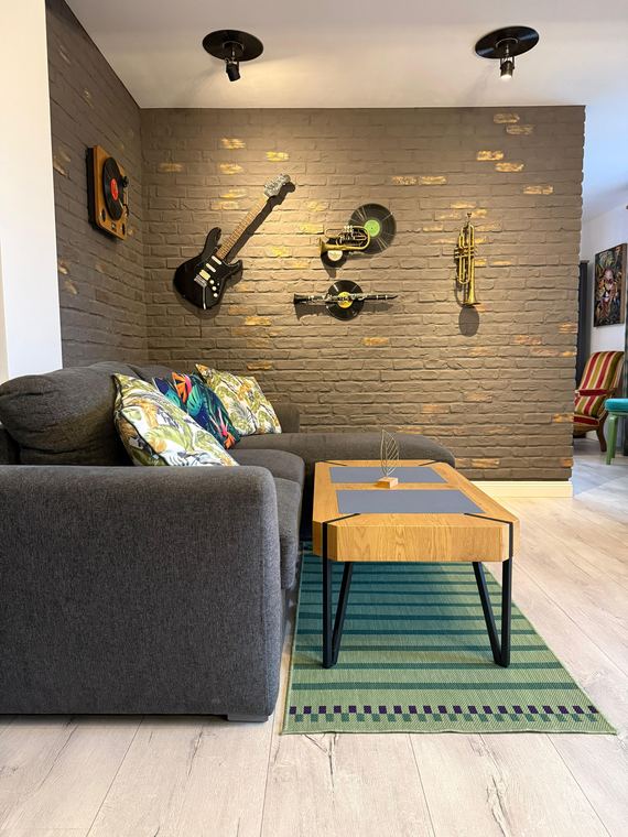 Living cu temă muzicală · canapea extensibilă — Best Apartment Scheia