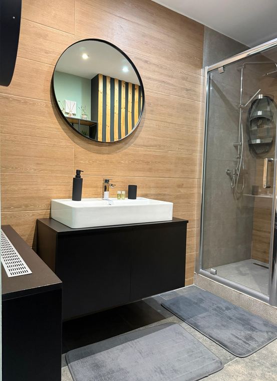 Baie cu duș · prosoape incluse — Best Apartment Scheia
