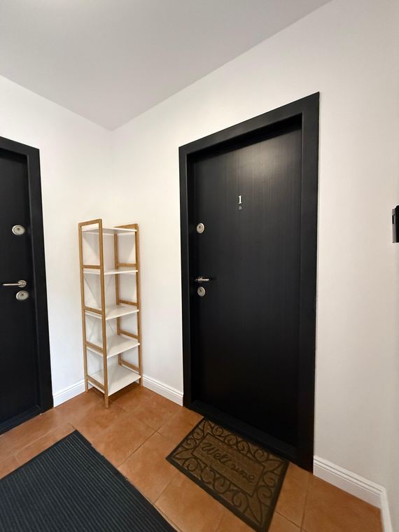 Intrarea în apartament — Best Apartment Scheia