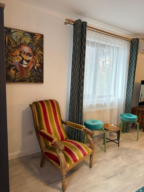 Colț de relaxare lângă fereastră — Best Apartment Scheia